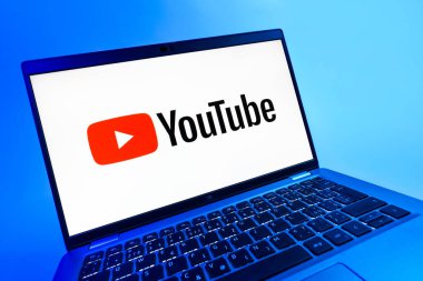 Prag, Çek Cumhuriyeti - 08 12 2025: Youtube logosunu gösteren bir bilgisayarın dinamik yakın çekimi. Youtube dünya çapında videoları izlemek ve paylaşmak için bir platform.