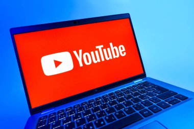 Prag, Çek Cumhuriyeti - 08 12 2025: Youtube logosunu gösteren bir bilgisayarın dinamik yakın çekimi. Youtube dünya çapında videoları izlemek ve paylaşmak için bir platform.