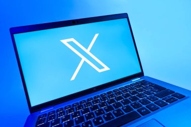 Prag, Çek Cumhuriyeti - 08 12 2025: X logosunu gösteren bir dizüstü bilgisayarın dinamik yakın çekimi. X, kısa gönderileri ve güncellemeleri paylaşmak için bir platformdur.