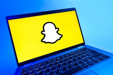 Prag, Çek Cumhuriyeti - 08 12 2025: Snapchat logosunu gösteren dinamik bir yakın plan. Snapchat fotoğraf, video ve geçici mesajlar göndermek için bir uygulamadır.