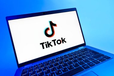 Prag, Çek Cumhuriyeti - 08 12 2025: TikTok logosunu gösteren dinamik bir yakın plan. TikTok kısa, yaratıcı ve viral video platformu.