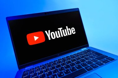 Prag, Çek Cumhuriyeti - 08 12 2025: Youtube logosunu gösteren bir bilgisayarın dinamik yakın çekimi. Youtube dünya çapında videoları izlemek ve paylaşmak için bir platform.