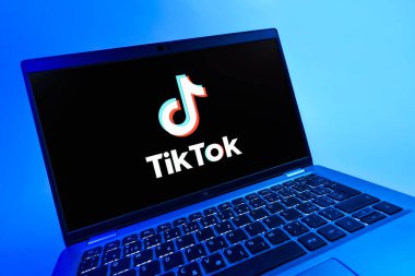 Prag, Çek Cumhuriyeti - 08 12 2025: TikTok logosunu gösteren dinamik bir yakın plan. TikTok kısa, yaratıcı ve viral video platformu.