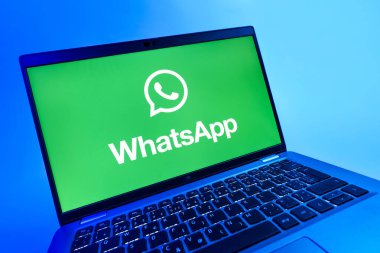 Prag, Çek Cumhuriyeti - 08 12 2025 WhatsApp logosunu gösteren dinamik bir yakın plan. WhatsApp mesaj, çağrı ve medya göndermek için bir uygulamadır.