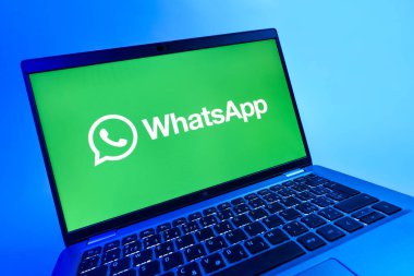 Prag, Çek Cumhuriyeti - 08 12 2025 WhatsApp logosunu gösteren dinamik bir yakın plan. WhatsApp mesaj, çağrı ve medya göndermek için bir uygulamadır.