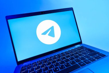 Prag, Çek Cumhuriyeti - 08 12 2025: Telegram logosunu gösteren bir dizüstü bilgisayarın dinamik yakın çekimi. Telgraf hızlı ve güvenli iletiler için bir uygulamadır.