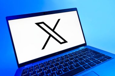 Prag, Çek Cumhuriyeti - 08 12 2025: X logosunu gösteren bir dizüstü bilgisayarın dinamik yakın çekimi. X, kısa gönderileri ve güncellemeleri paylaşmak için bir platformdur.