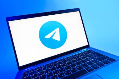Prag, Çek Cumhuriyeti - 08 12 2025: Telegram logosunu gösteren bir dizüstü bilgisayarın dinamik yakın çekimi. Telgraf hızlı ve güvenli iletiler için bir uygulamadır.