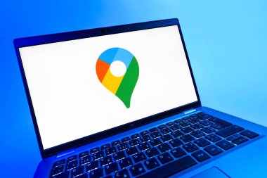 Prag, Çek Cumhuriyeti - 08 12 2025: Google Maps logosunu gösteren dinamik bir yakın plan. Google Maps haritalar, navigasyon ve konum hizmetleri için bir platformdur.