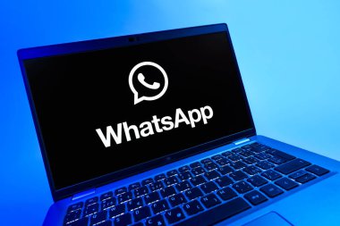 Prag, Çek Cumhuriyeti - 08 12 2025 WhatsApp logosunu gösteren dinamik bir yakın plan. WhatsApp mesaj, çağrı ve medya göndermek için bir uygulamadır.