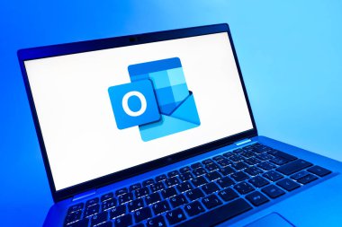 Prag, Çek Cumhuriyeti - 08 12 2025: Outlook logosunu gösteren bir bilgisayarın dinamik yakın çekimi. Outlook iletileri göndermek ve yönetmek için bir e- posta platformudur.