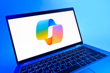 Prag, Çek Cumhuriyeti - 08 12 2025: Copilot logosunu gösteren dinamik bir yakın plan. Copilot, üretkenlik yardımı için yazılıma entegre edilmiş bir yapay zeka asistanıdır..