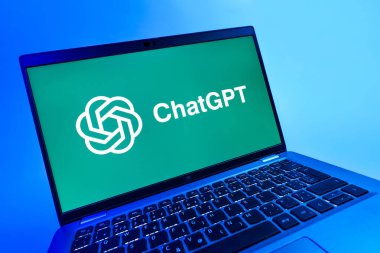 Prag, Çek Cumhuriyeti - 08 12 2025: ChatGPT logosunu gösteren dinamik bir yakın plan. ChatGPT metin üretmek ve soruları cevaplamak için bir yapay zeka sohbet robotudur..