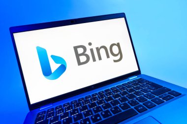 Prag, Çek Cumhuriyeti - 08 12 2025: Bing logosunu gösteren bir dizüstü bilgisayarın dinamik yakın çekimi. Bing çevrimiçi bilgi bulmak için bir arama motorudur.