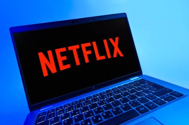 Prag, Çek Cumhuriyeti - 08 12 2025: Netflix logosunu gösteren bir dizüstü bilgisayarın dinamik yakın çekimi. Netflix sinema ve televizyon programları için bir yayın platformudur..