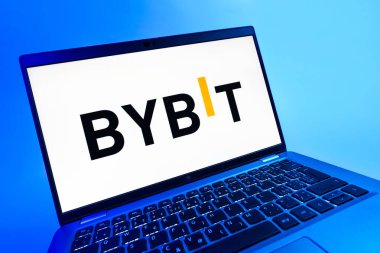 Prag, Çek Cumhuriyeti - 08 12 2025: Bybit logosunu gösteren dinamik bir yakın plan. Bybit şifreli para ve türev ticareti için bir platformdur.