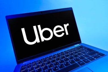 Prag, Çek Cumhuriyeti - 08 12 2025: Uber logosunu gösteren dinamik bir yakın plan. Uber ulaşım ve dağıtım hizmetleri için bir gezinti selamlama uygulaması.