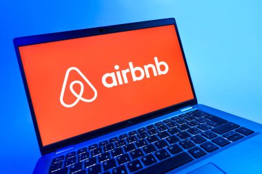 Prag, Çek Cumhuriyeti - 08 12 2025 Airbnb logosunu gösteren dinamik yakın plan. Airbnb dünya çapında kısa vadeli konaklama için bir platformdur..