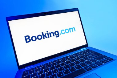 Prag, Çek Cumhuriyeti - 08 12 2025: Booking.com logosunu gösteren bir dizüstü bilgisayarın dinamik yakın çekimi. Rezervasyon, otel bulmak ve rezervasyon yaptırmak için bir platformdur..