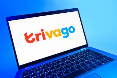 Prag, Çek Cumhuriyeti - 08 12 2025: Trivago logosunu gösteren bir dizüstü bilgisayarın dinamik yakın çekimi. Trivago otel fiyatlarını ve anlaşmaları karşılaştırmak için bir platform..