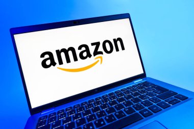Prag, Çek Cumhuriyeti - 08 12 2025: Amazon logosunu gösteren bir dizüstü bilgisayarın dinamik yakın çekimi. Amazon, alışveriş ürünleri ve hizmetleri için çevrimiçi bir platformdur..