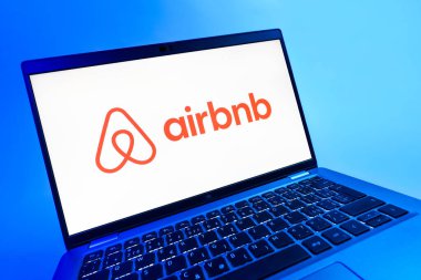 Prag, Çek Cumhuriyeti - 08 12 2025 Airbnb logosunu gösteren dinamik yakın plan. Airbnb dünya çapında kısa vadeli konaklama için bir platformdur..
