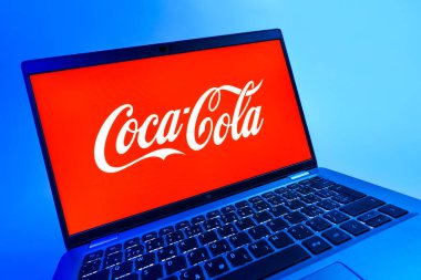 Prag, Çek Cumhuriyeti - 08 12 2025: Coca-Cola logosunu gösteren bir dizüstü bilgisayarın dinamik yakın çekimi. Coca-Cola meşrubatlarıyla tanınan bir içecek şirketidir..