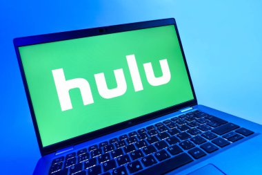 Prag, Çek Cumhuriyeti - 08 12 2025: Hulu logosunu gösteren bir dizüstü bilgisayarın dinamik yakın çekimi. Hulu TV şovları, filmler ve canlı TV için bir yayın platformu..