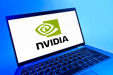 Prag, Çek Cumhuriyeti - 08 12 2025: NVIDIA logosunu gösteren bir dizüstü bilgisayarın dinamik yakın çekimi. NVIDIA, GPU ve yapay zeka donanımı alanında uzmanlaşmış bir teknoloji şirketidir..