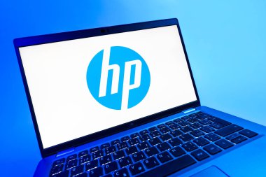 Prag, Çek Cumhuriyeti - 08 12 2025: Hewlett-Packard logosunu gösteren bir dizüstü bilgisayarın dinamik yakın çekimi. Hewlett-Packard bilgisayar ve yazıcı üreten bir teknoloji şirketidir..