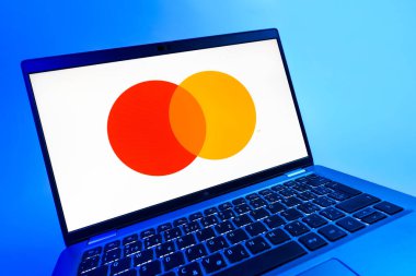 Prag, Çek Cumhuriyeti - 08 12 2025: Mastercard logosunu gösteren bir dizüstü bilgisayarın dinamik yakın çekimi. Mastercard ödeme kartları ve hizmetler sağlayan bir finans şirketidir..