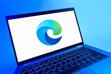 Prag, Çek Cumhuriyeti - 08 12 2025: Sınır logosunu gösteren bir laptopun dinamik yakın çekimi. Edge, Microsoft tarafından Windows aygıtları için geliştirilen bir web tarayıcısıdır..