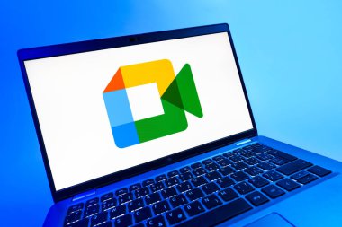 Prag, Çek Cumhuriyeti - 08 12 2025: Google Meet logosunu gösteren dinamik bir yakın plan. Google Meet video toplantıları ve çevrimiçi işbirliği için bir platformdur.
