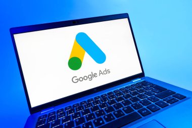 Prag, Çek Cumhuriyeti - 08 12 2025: Google Ads logosunu gösteren dinamik bir yakın plan. Google Reklamları, çevrimiçi reklamlar yaratmak ve yönetmek için bir platformdur.