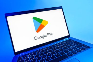 Prag, Çek Cumhuriyeti - 08 12 2025: Google Play logosunu gösteren bir dizüstü bilgisayarın dinamik yakın çekimi. Google Play uygulamaları, oyunları ve dijital içeriği indirmek için bir platformdur.
