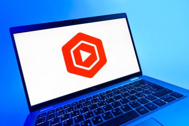 Prag, Çek Cumhuriyeti - 08 12 2025: Youtube Stüdyo logosunu gösteren dinamik bir yakın plan. Youtube Studio YouTube kanallarını yönetmek ve analiz etmek için bir platformdur.