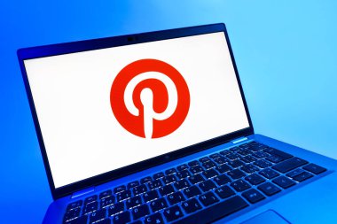Prag, Çek Cumhuriyeti - 08 12 2025: Pinterest logosunu gösteren dinamik bir yakın plan. Pinterest fikirleri görsel olarak keşfetmek ve kaydetmek için bir platformdur..