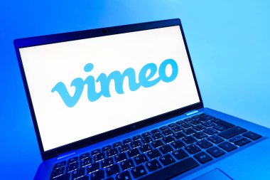 Prag, Çek Cumhuriyeti - 08 12 2025: Vimeo logosunu gösteren bir dizüstü bilgisayarın dinamik yakın çekimi. Vimeo, yüksek kaliteli video sunucu ve paylaşımı için bir platformdur.