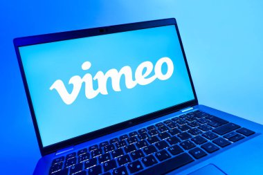 Prag, Çek Cumhuriyeti - 08 12 2025: Vimeo logosunu gösteren bir dizüstü bilgisayarın dinamik yakın çekimi. Vimeo, yüksek kaliteli video sunucu ve paylaşımı için bir platformdur.