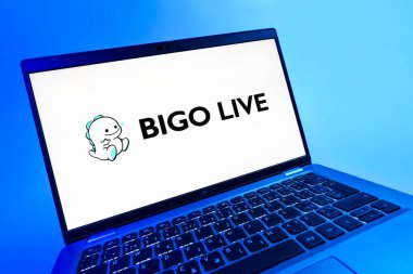Prag, Çek Cumhuriyeti - 08 12 2025: Bigo Live logosunu gösteren bir dizüstü bilgisayarın dinamik yakın çekimi. Bigo Live canlı yayın ve sosyal etkileşim için bir platformdur.