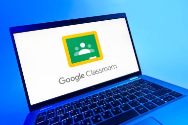 Prag, Çek Cumhuriyeti - 08 12 2025: Google Sınıfı logosunu gösteren bir dizüstü bilgisayarın dinamik yakın çekimi. Google Sınıfı, sınıfları ve eğitim içeriğini yönetmek için bir platformdur.