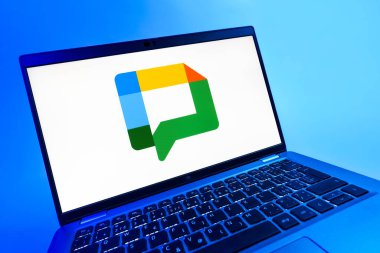 Prag, Çek Cumhuriyeti - 08 12 2025: Google Chat logosunu gösteren dinamik bir yakın plan. Google Chat mesajlaşma ve takım işbirliği için bir platformdur.