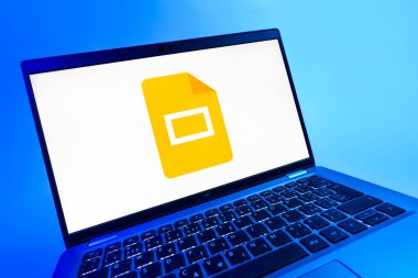 Prag, Çek Cumhuriyeti - 08 12 2025: Google Slides logosunu gösteren dinamik bir yakın plan. Google Slides sunumlar ve slayt gösterileri oluşturmak için bir platformdur.