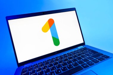 Prag, Çek Cumhuriyeti - 08 12 2025: Google One logosunu gösteren bir dizüstü bilgisayarın dinamik yakın çekimi. Google 1 bulut depolama ve abonelik hizmetleri için bir platformdur.