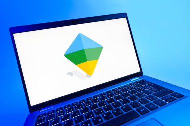 Prag, Çek Cumhuriyeti - 08 12 2025: Google Family Link logosunu gösteren dinamik bir yakın plan. Google Family Link ebeveyn denetimi ve çocuk hesabı yönetimi için bir platformdur.