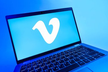 Prag, Çek Cumhuriyeti - 08 12 2025: Vimeo logosunu gösteren bir dizüstü bilgisayarın dinamik yakın çekimi. Vimeo, yüksek kaliteli video sunucu ve paylaşımı için bir platformdur.
