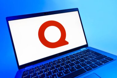 Prag, Çek Cumhuriyeti - 08 12 2025: Quora logosunu gösteren bir dizüstü bilgisayarın dinamik yakın çekimi. Quora soru sormak ve bilgi paylaşmak için bir platformdur..