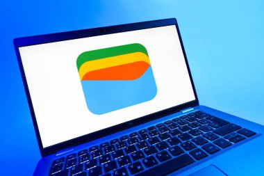 Prag, Çek Cumhuriyeti - 08 12 2025: Google Cüzdan logosunu gösteren dinamik bir yakın plan. Google Cüzdanı dijital ödeme yöntemlerini depolamak ve kullanmak için bir platformdur.