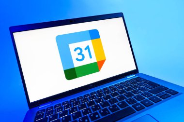 Prag, Çek Cumhuriyeti - 08 12 2025: Google Takvim logosunu gösteren bir dizüstü bilgisayarın dinamik yakın çekimi. Google Takvimi olayları zamanlamak ve yönetmek için bir platformdur.