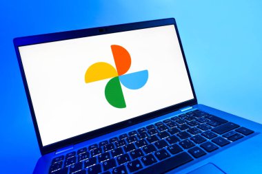 Prag, Çek Cumhuriyeti - 08 12 2025: Google Photos logosunu gösteren dinamik bir yakın plan. Google Fotoğrafları fotoğraf ve videoları saklamak ve düzenlemek için bir platformdur.